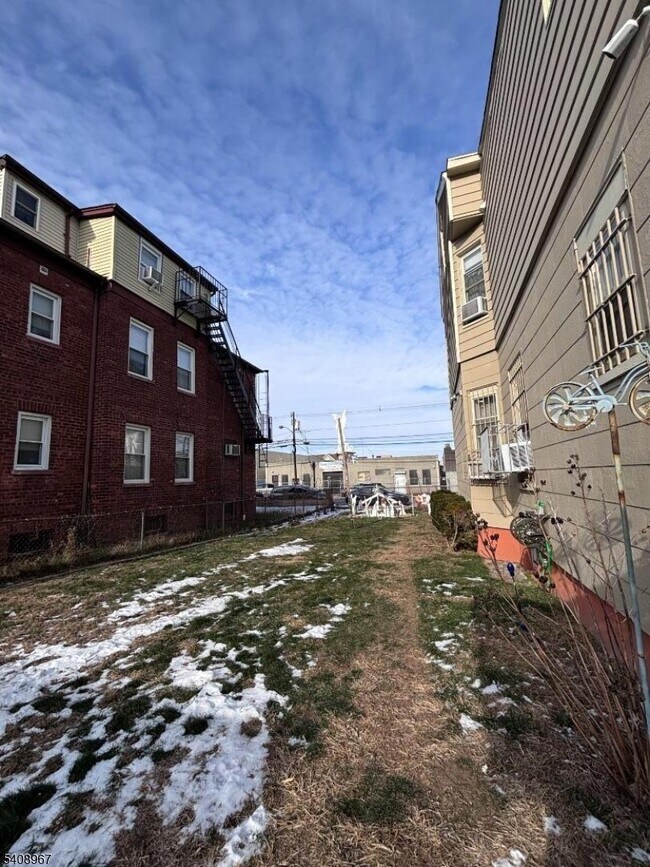 Building Photo - 414 20th Ave