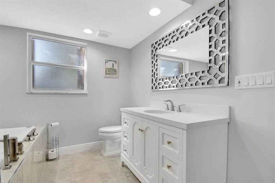 Building Photo - 3000 NE 48th Ct