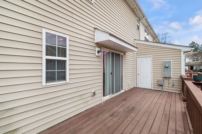 Building Photo - Master-on-Main End-Unit Townhome in Back Creek Villages!