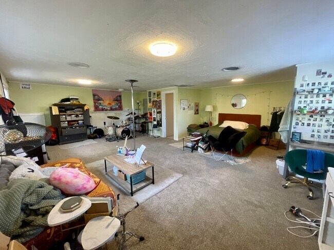 Building Photo - Expansive 5-bedroom, 2.5-bath home with incredible mountain views!