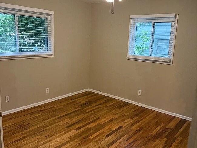 Building Photo - 710 E Jonquil Dr