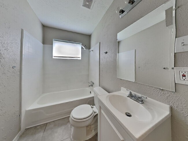 Building Photo - 3BR/1.5BA Home with Garage, Spacious Layout & Modern Upgrades