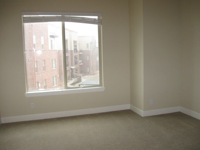 Building Photo - 303 Inverness Way S