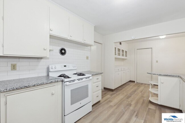 Building Photo - Mid Century Modern Ranch in Eastbourough