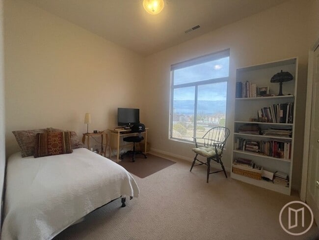 Building Photo - Sunny, spacious home in a prime cul-de-sac location!