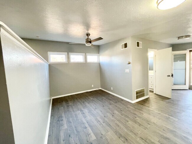 Building Photo - 1041 W 10th St