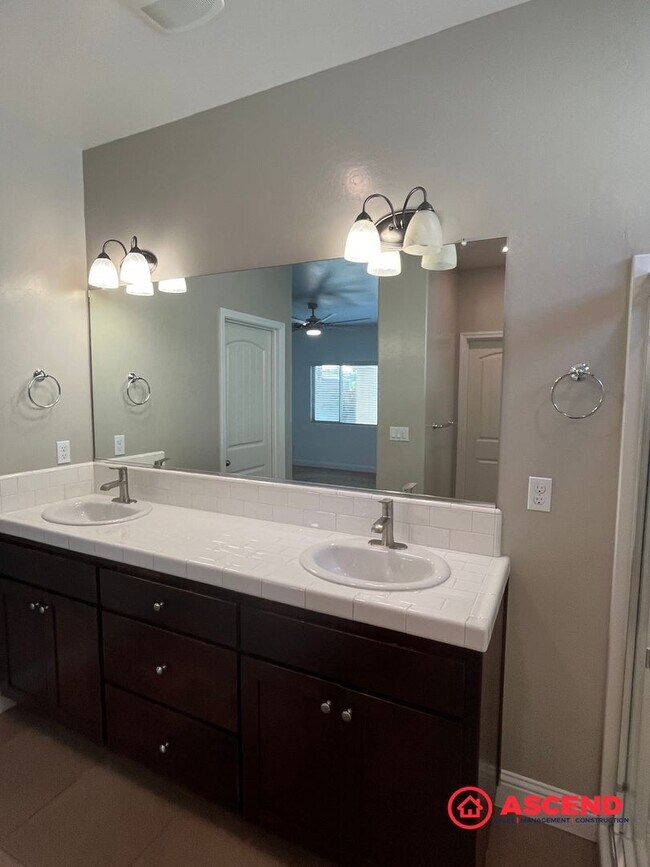 Building Photo - 4-Bedroom Home in Gossamer Grove!