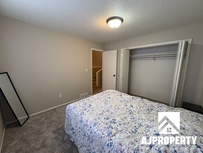 Building Photo - 4620 S Louise Ave