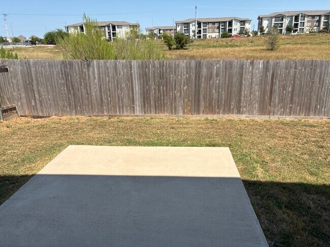Building Photo - -=Get your second month’s rent FREE when y...