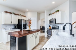 Building Photo - 15810 Redwoods Manor
