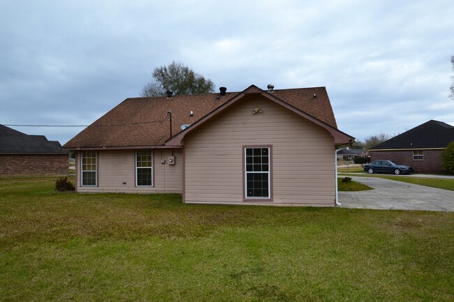 Building Photo - Newly updated 4 bedroom, 2 bath home in Me...