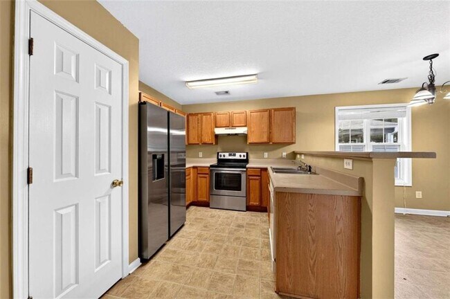 Building Photo - 744 W Vincent Dr