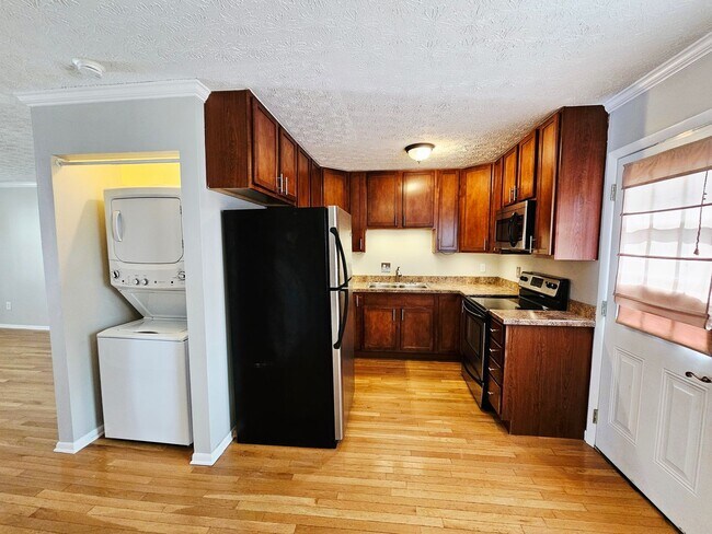 Building Photo - MOVE-IN READY! 2BR Townhome in Clintonville near OSU – W/D, Parking, Pet Friendly