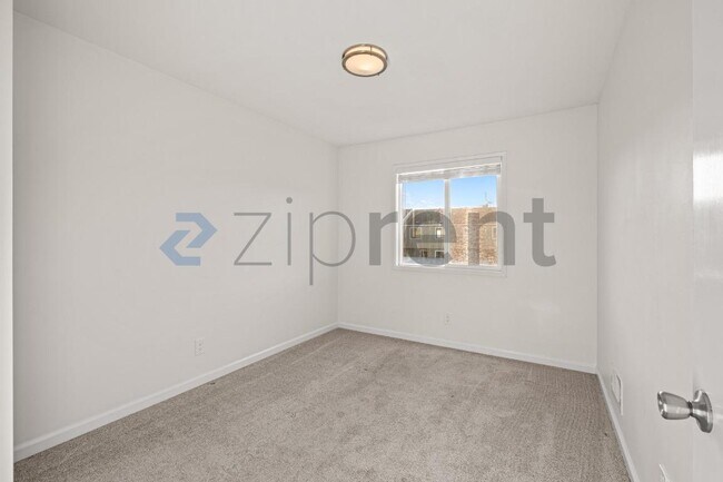 Building Photo - 5 Oak Crest Ct