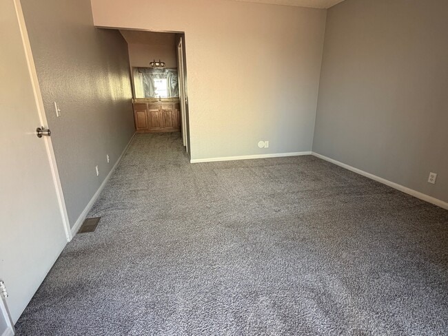 Building Photo - 433 Autumn Dr