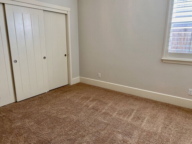 Building Photo - $3,200 Barclay Square, 4 Beds - Trenton Ln...