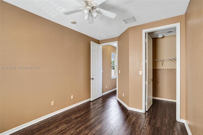 Building Photo - 2057 SE Avon Park Dr