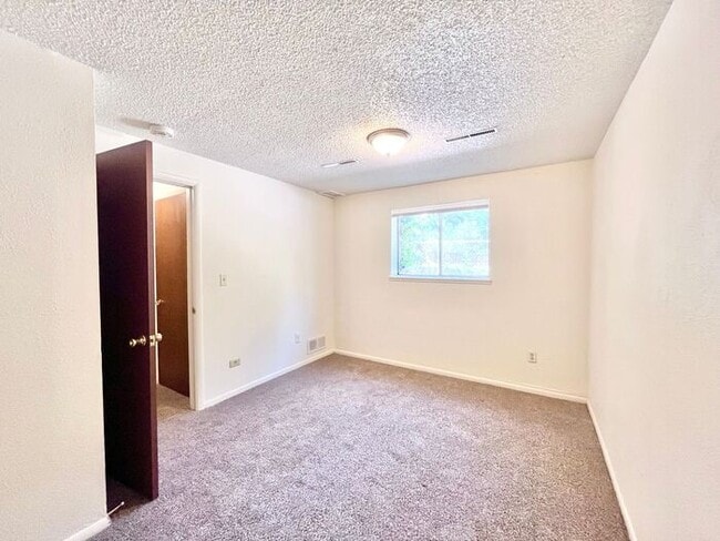 Building Photo - Great 2 bedroom 1 bathroom Duplex with att...
