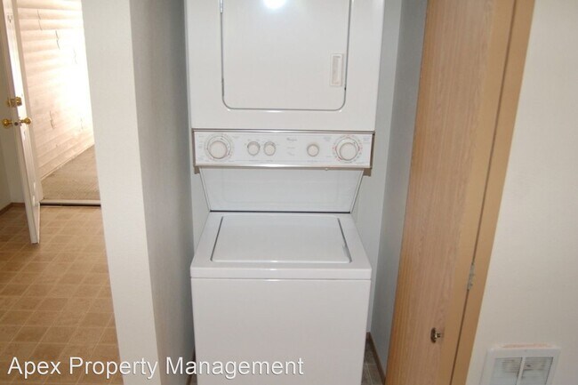 Building Photo - Studio, 1 bath Apartment - 501 VOLTAIRE COURT