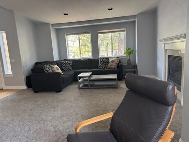 Building Photo - West Side Location