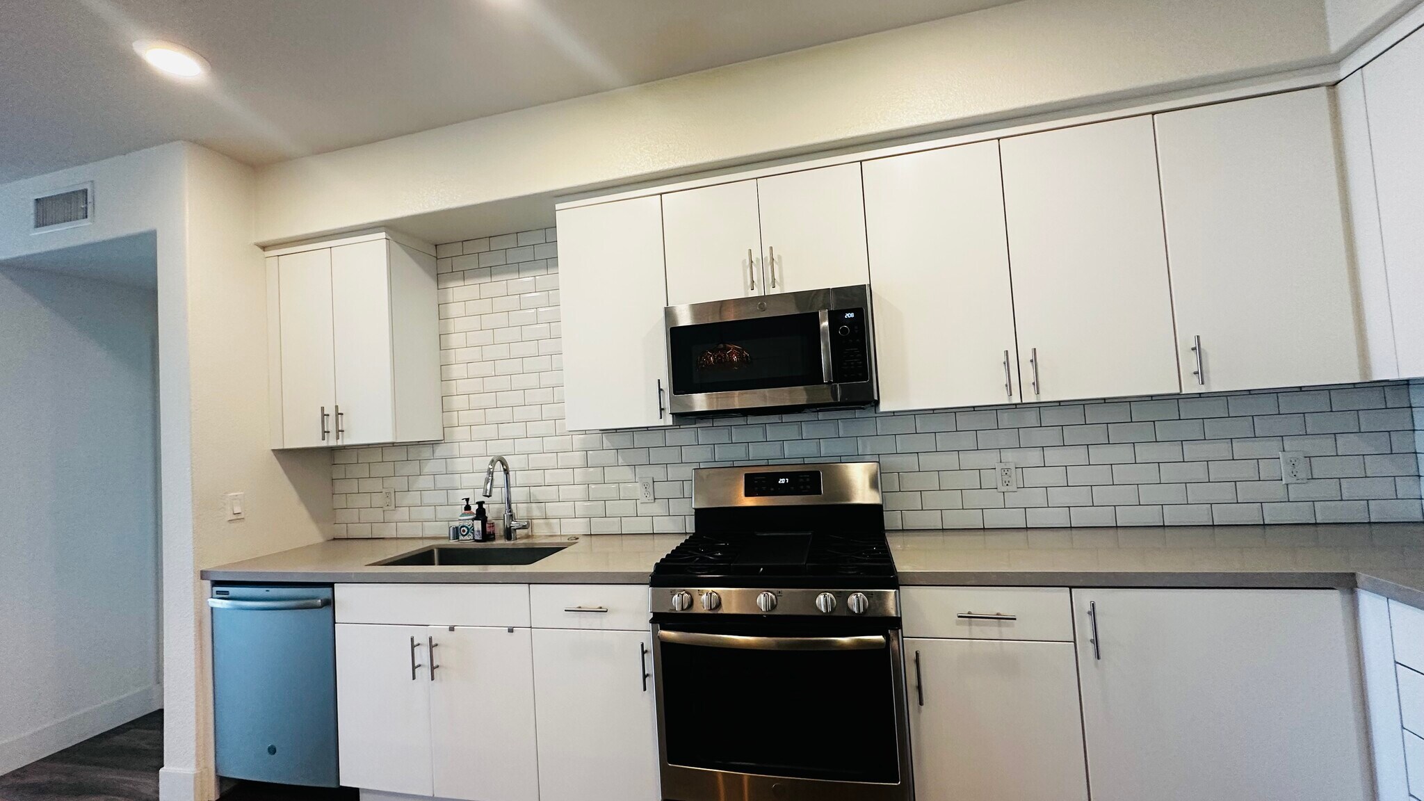 Building Photo - 5933 Sunstone Dr