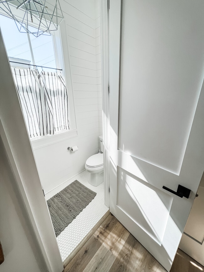 Building Photo - 764 E 2nd St