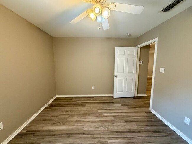 Building Photo - 2 Bedroom, 2 Bathroom Duplex!