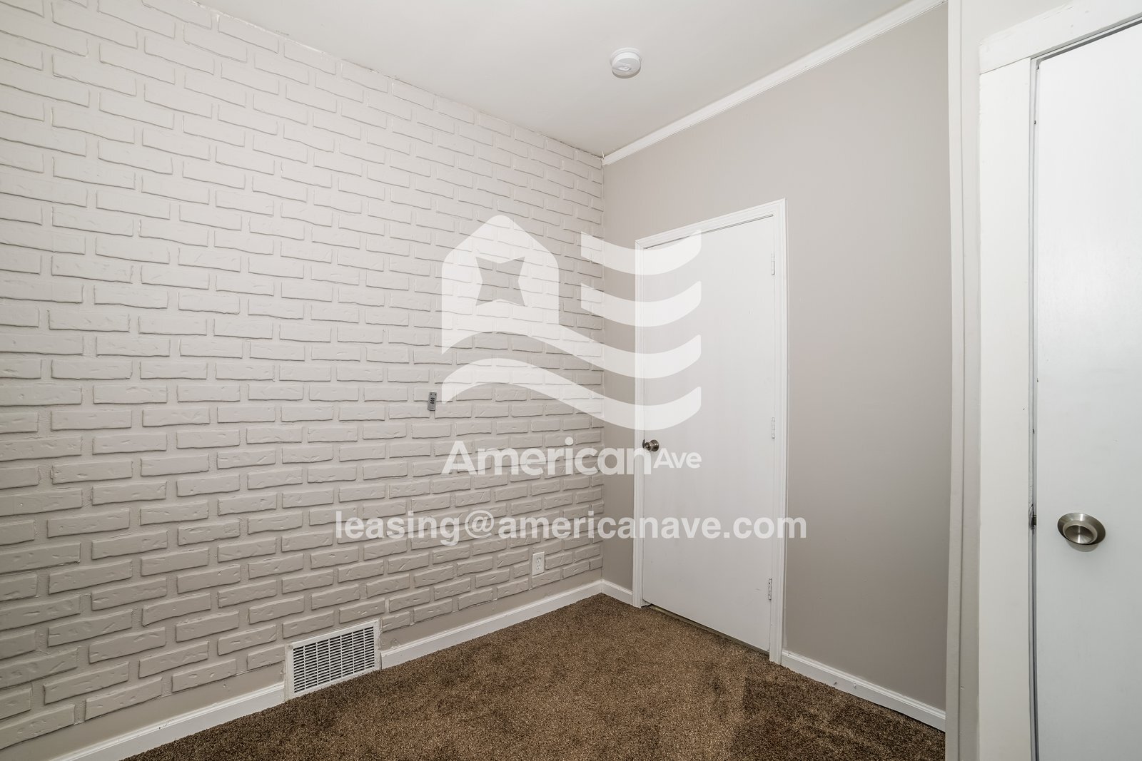 Building Photo - 419 E Maywood Ave