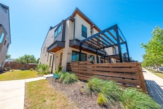 Building Photo - 813 Emerling Dr