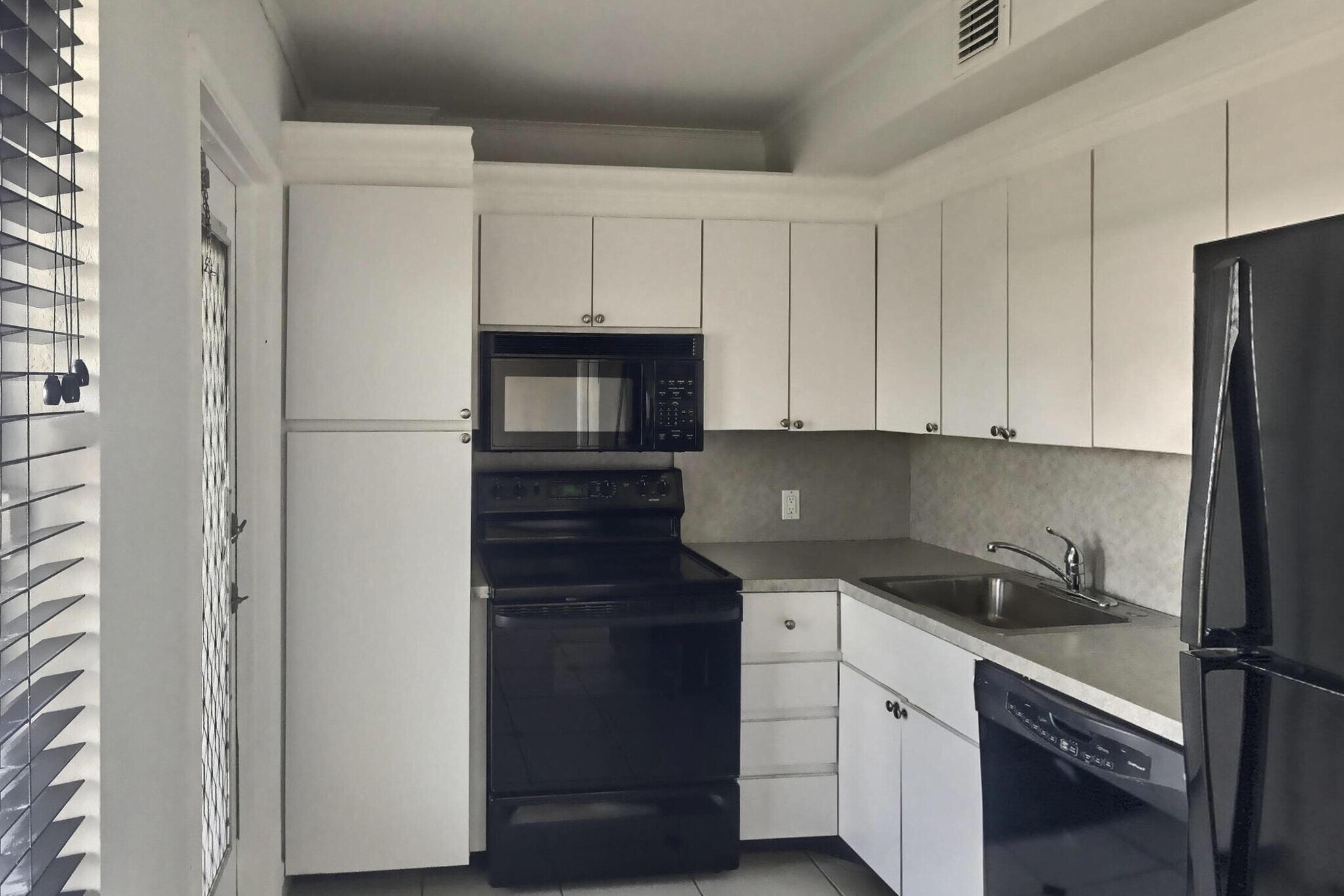 Building Photo - 3100 N Palm Aire Dr