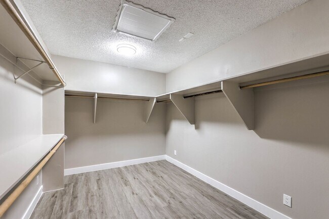 Building Photo - Huge one bedroom condo close community pool and tennis courts.