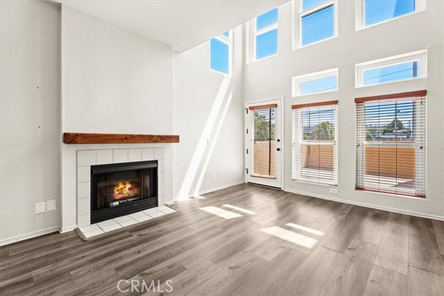 Building Photo - 313 E Oak Ave