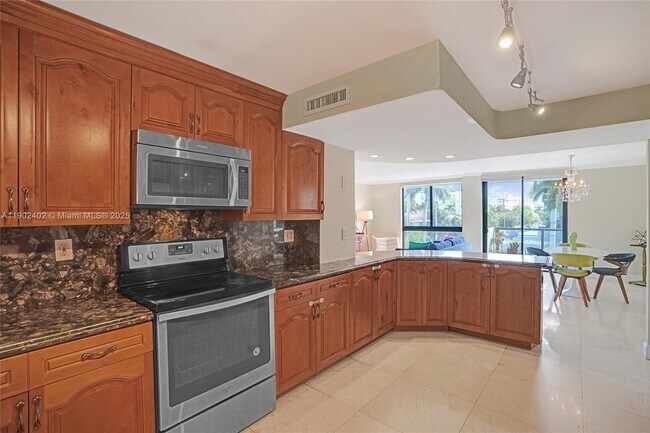 Building Photo - 9800 W Bay Harbor Dr