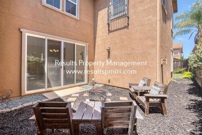 Building Photo - Spacious and upgraded 4 Bed 3 Bath Roseville Home
