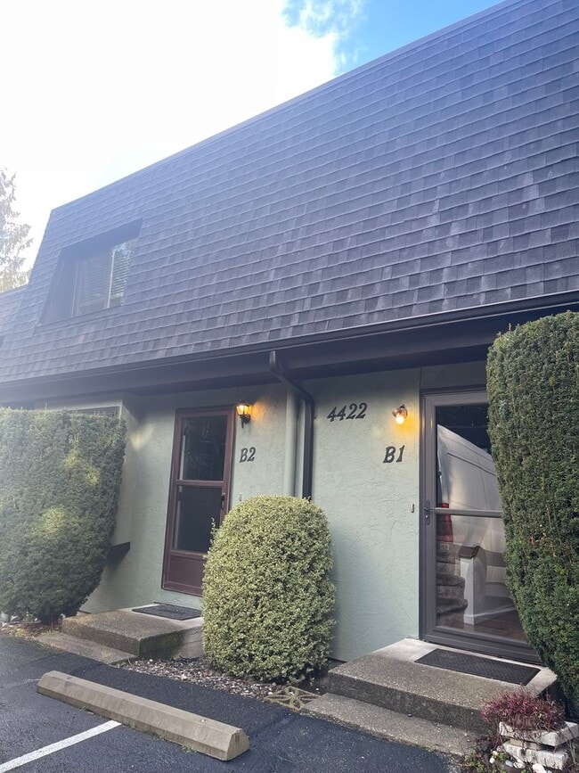 Building Photo - Roomy Lynnwood Townhouse-Style Condo With Upgrades