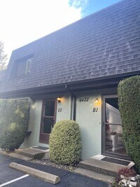 Building Photo - Roomy Lynnwood Townhouse-Style Condo With Upgrades