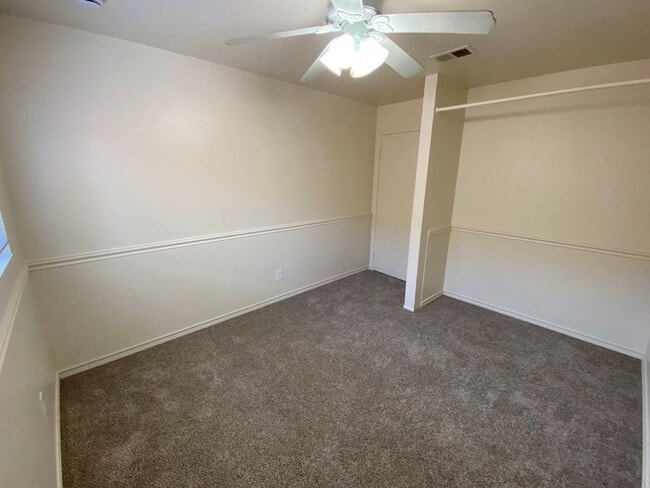 Building Photo - 3 Bedroom 2 Bathroom Home In Rosemont