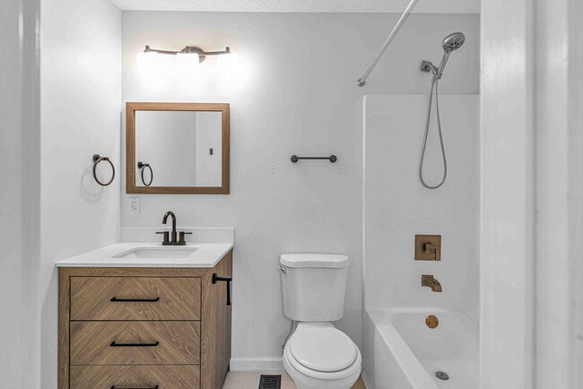 Building Photo - 203 Pineview Rd