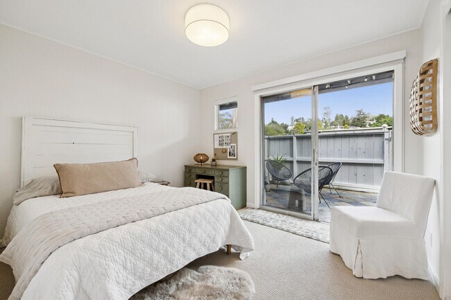 Building Photo - Pixley