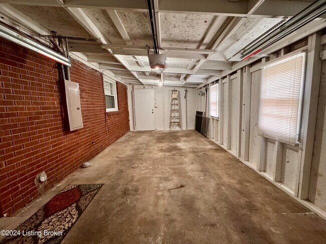 Building Photo - 6216 Hillcrest Ct