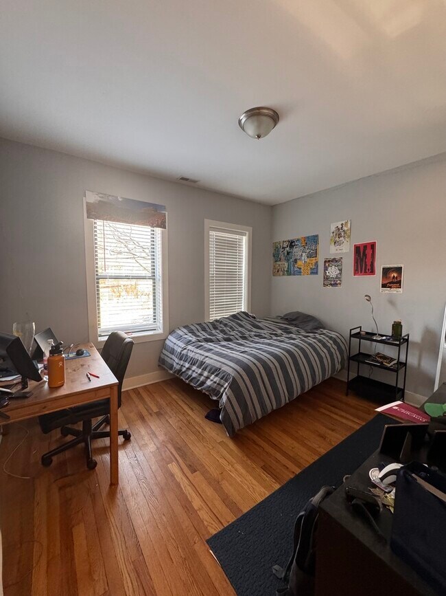 Building Photo - 941 E 54th Pl