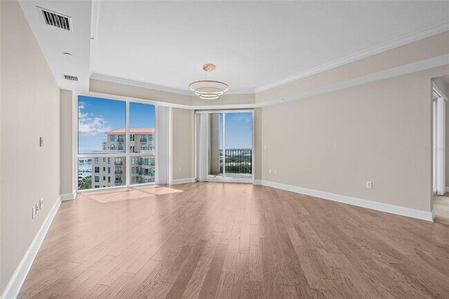 Building Photo - 300 Beach Dr NE