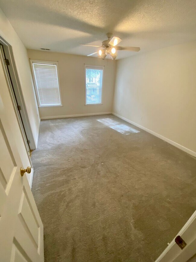 Building Photo - 2425 Laurel Falls Ln