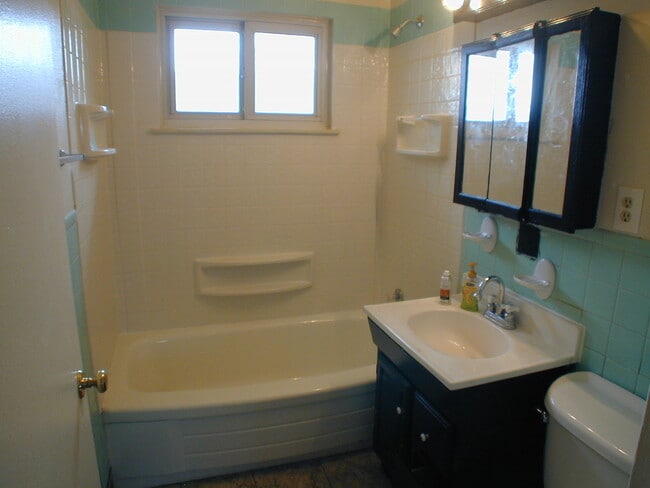 Building Photo - House For Lease