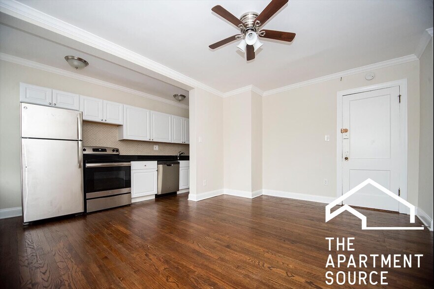 Building Photo - 3345 N Marshfield Ave