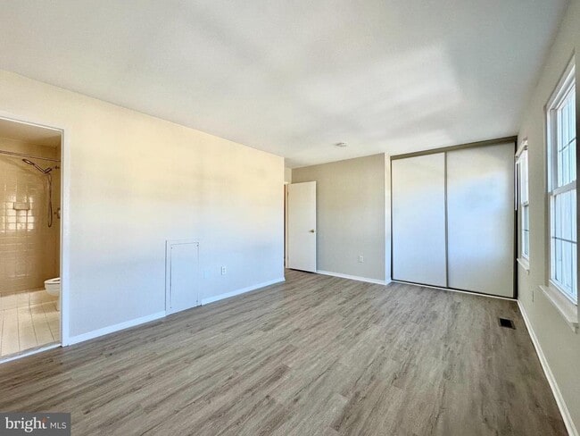 Building Photo - 402 Carousel Ct