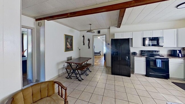 Building Photo - Renovated 3-Bedroom Home – Furnished or Unfurnished – Prime Location!