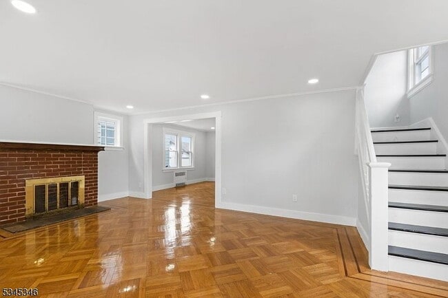 Building Photo - 49 Oakwood Ave