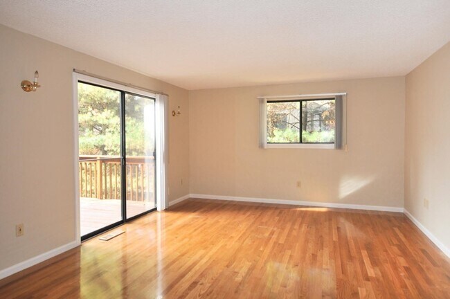 Building Photo - 14 E Bluff Rd