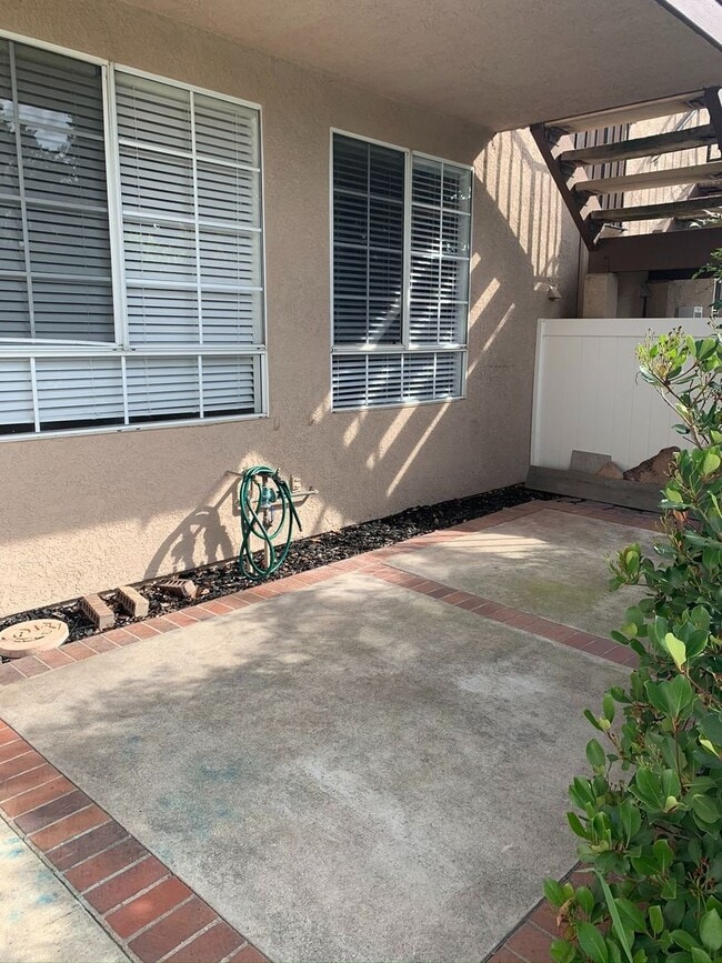 Building Photo - 2 bed / 2 bath unit in RSM available August 6th!!